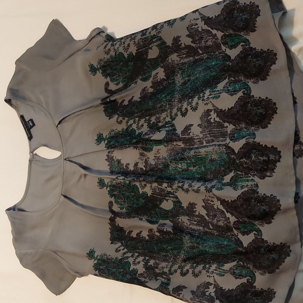 Banana Republic Ladies blouse 100% silk gray with black and green design